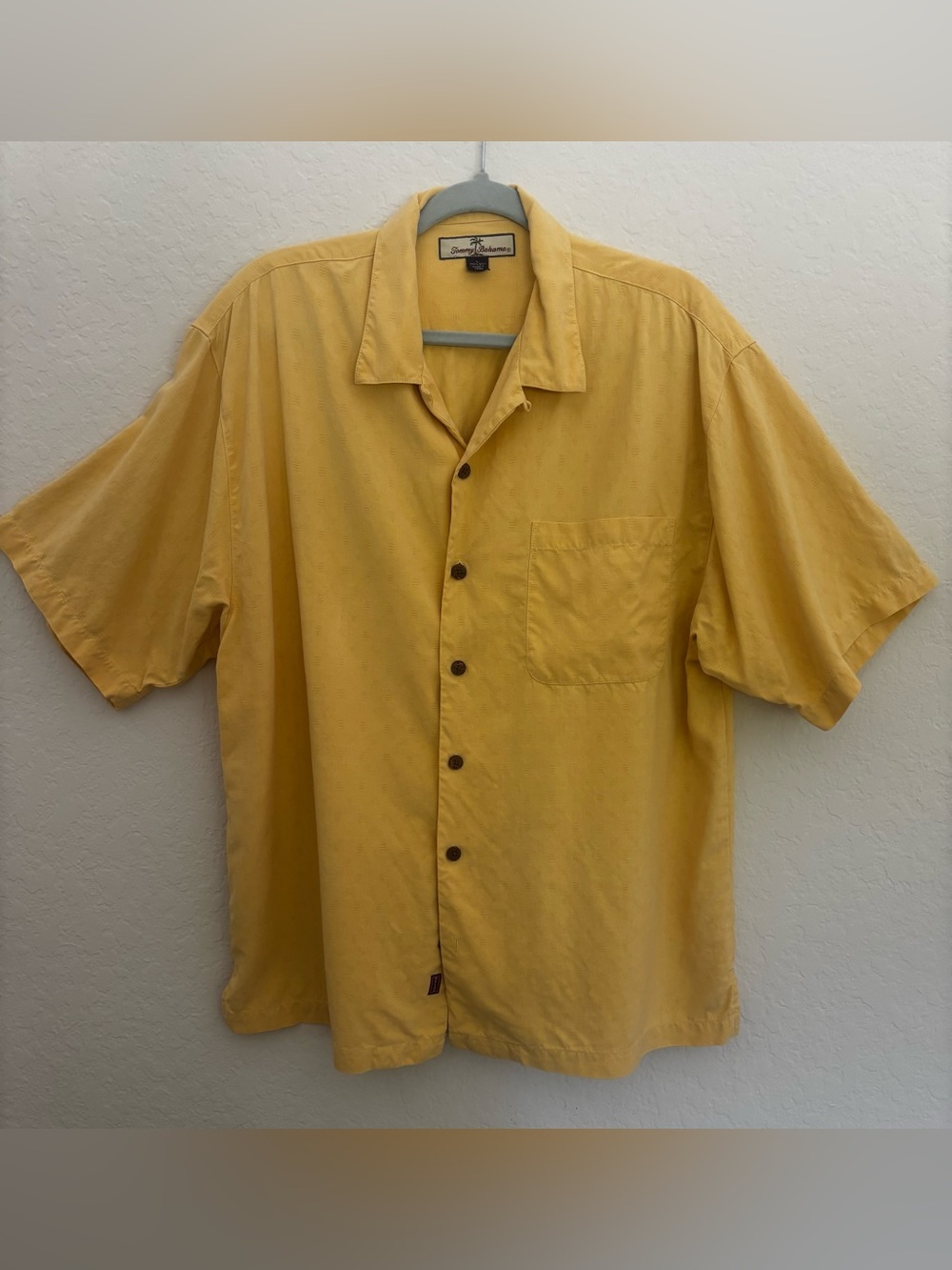 Tommy Bahama Shirt Men's Size Large 100% Silk Buttoned Down Short Sleeve Yellow